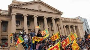 Photo of Presidente de Sri Lanka huye mientras manifestantes rodean su casa