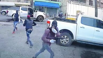 Photo of Aplazan medida de coerción contra miembros de banda que asaltó envasadora de gas en Los Mameyes