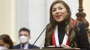 Photo of Destituyen a presidenta derechista de Congreso de Perú por corrupción