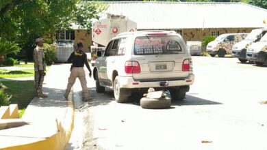 Photo of Detienen esposa de un gobernador haitiano en un vehículo cargado de municiones en Elías Piña