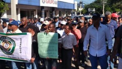 Photo of Policías y militares pensionados protestan en demanda de un aumento salarial
