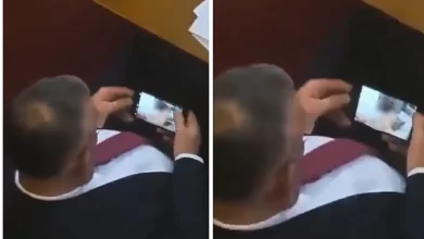 Photo of Renuncia diputado serbio sorprendido viendo pornografía durante una sesión