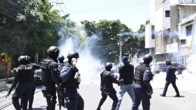 Photo of En imágenes: disturbios entre policías y miembros del PLD