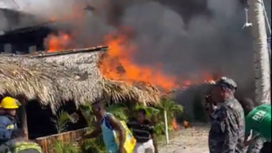 Photo of Se incendia «El Paseo» en Las Terrenas y deja grandes pérdidas económicas