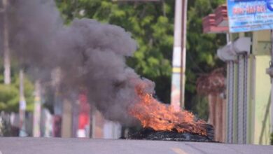 Photo of Queman neumáticos y lanzan basura en las calles de Salcedo durante segundo día de huelga