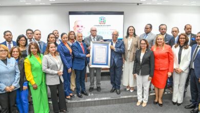 Photo of Cámara de Diputados reconoce al historiador Roberto Cassá, por su gran trayectoria profesional