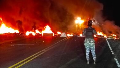 Photo of Queman neumáticos en autopista del Nordeste en reclamos de construcción de obras