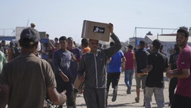 Photo of Disparos israelíes mientras multitudes de palestinos intentan conseguir comida en Gaza
