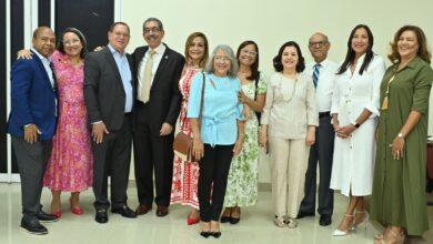 Photo of Asjana David felicita Escuela de Odontología UASD por su 126 aniversario