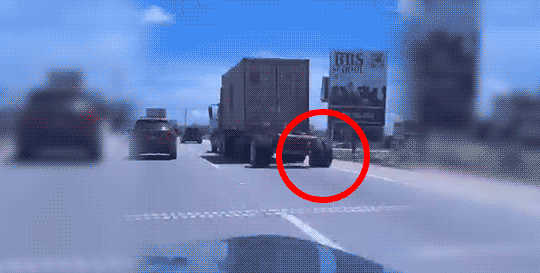 Photo of Patana con dos gomas traseras destruidas causa preocupación en Bávaro