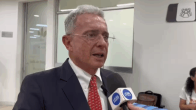 Photo of Líderes políticos celebran decisión del Tribunal que dejó en libertad al expresidente Álvaro Uribe