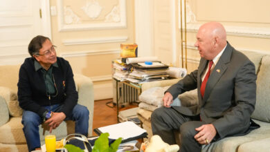 Photo of Gustavo Petro y jefe de la embajada de EEUU en Bogotá hablan sobre la crisis diplomática