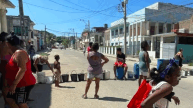 Photo of Cubanos se lanzan a las calles contra el gobierno entre amenazas del presidente