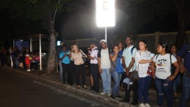 Photo of Ciudadanos esperan transporte tras blackout