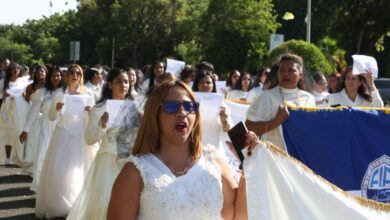 Photo of Mujeres alzan la voz en la “Marcha de las Novias”: exigen “derechos, no flores”