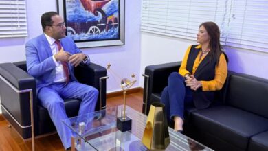 Photo of Salvador Holguín y Nikauly De la Mota formalizan acuerdo para la retransmisión del programa “Arriba y Alante” por las plataformas del Grupo de Medios Hilando Fino