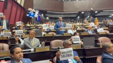 Photo of Con pancartas en manos, diputados opositores exigen indexación salarial se incluya en el presupuesto
