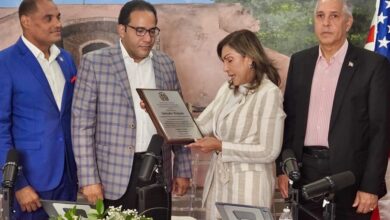 Photo of Consulado de Miami reconoce al periodista Salvador Holguín por ser pionero de las plataformas digitales en RD y una voz en defensa de la libertad de expresión