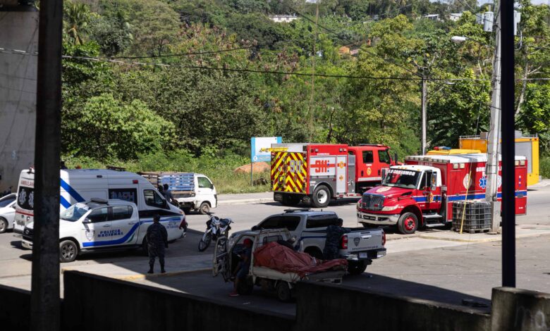 Unidades del Cuerpo de Bomberos permanecen en la zona apoyando el operativo de rescate. (DIARIO LIBRE/ DARE COLLADO)