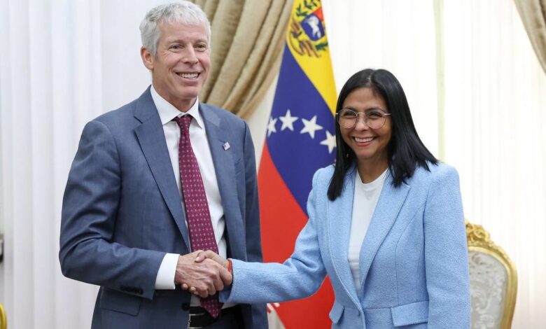 El secretario de Energía de EE.UU., Christopher Wright, y la presidenta encargada de Venezuela, Delcy Rodríguez.