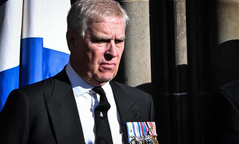El Príncipe Andrés de Gran Bretaña parte después de asistir a un servicio de Acción de Gracias por la vida de la Reina Isabel II, en la Catedral de St Giles, en Edimburgo, el 12 de septiembre de 2022. Foto: Pablo Ellis/AFP.