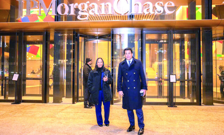 El ministro David Collado y la viceministra Jacqueline Mora salen de la reunión con JP Morgan.