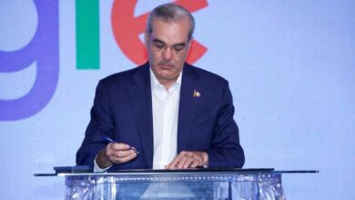 Photo of Abinader firma el decreto que declara de interés nacional la construcción de puertos digitales