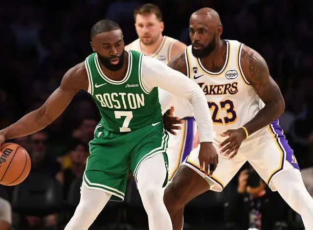 Jaylen Brown de Boston es defendido por LeBron James de los Lakers en juego