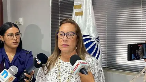 La gobernadora trabaja de la mano con los funcionarios y supervisa la gestión municipal.