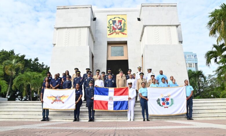 Miembros de la Digev y Mide junto a personalidades en el Altar de la Patria rindiendo homenaje ( Napoleón Marte,El Nuevo Diario)