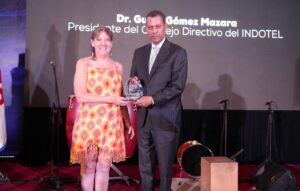 Presidente del Indotel, Guido Gómez Mazara, entregó un reconocimiento a Laura Sklar, viuda de Luis Días 