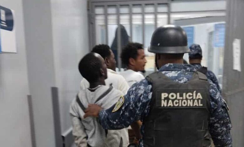 Los detenidos por lanzar piedras para asaltar conductores en la Autovía del Coral fueron enviados a la justicia.