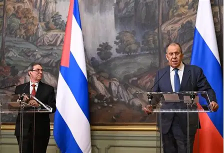 Las delegaciones de Rusia (derecha) y Cuba reunidas en Moscú el 18 de febrero de 2026 © HECTOR RETAMAL / POOL/AFP