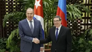 Las delegaciones de Rusia (derecha) y Cuba reunidas en Moscú el 18 de febrero de 2026 © HECTOR RETAMAL / POOL/AFP