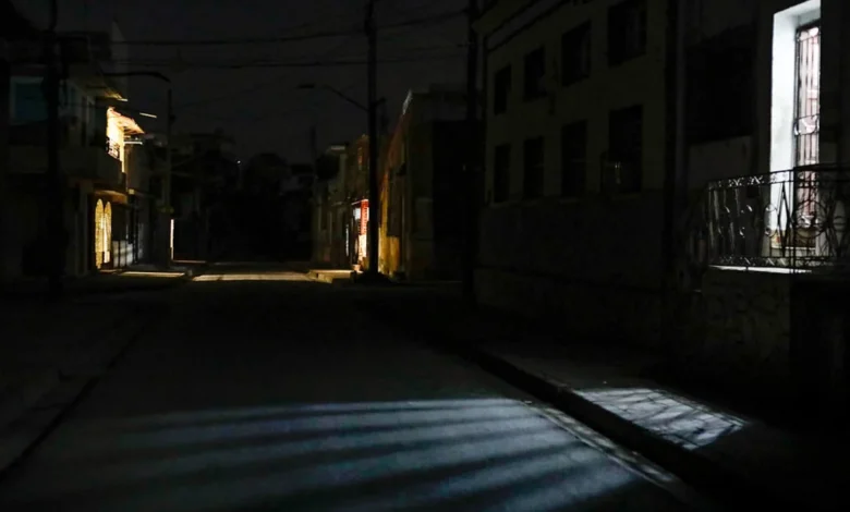 Esta foto muestra la luz que sale de los hogares que utilizan generadores eléctricos durante un apagón en Santiago de Cuba, el 5 de febrero de 2026. STR/AFP/AFP via Getty Images