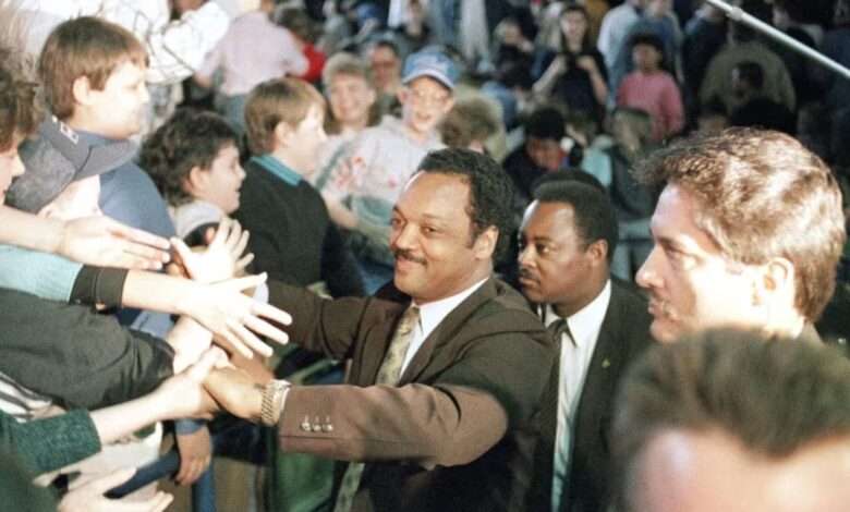 El candidato Jesse Jackson estrecha la mano de sus partidarios durante una parada de campaña en Hazard, Kentucky, durante su campaña presidencial de 1988. Ed Reinke/AP