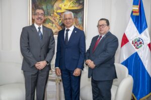 Jorge Asjana David, candidato a rector de la UASD, Ricardo De los Santos presidente del Senado y Ámparo Céspedes, coordinador del proyecto Asjana Rector.