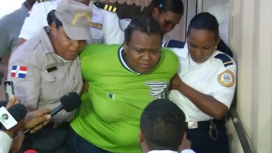 Photo of Defensa de mujer acusada de decapitar a su hija pide libertad por presunta condición mental, “como ocurrió con Pumarol”