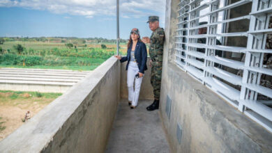 Photo of Ministro de Defensa y embajadora Leah Campos recorren la frontera por Dajabón