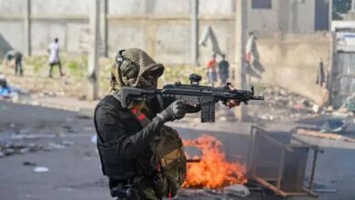 Photo of Policía y bandas se enfrentan a tiros en área donde ocurrió masacre de civiles en Haití