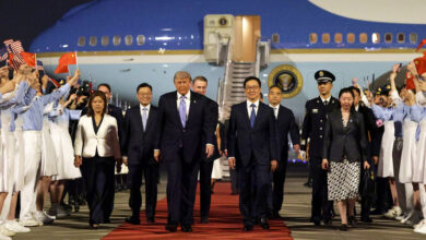 Photo of Trump arriba a China para su esperada reunión con Xi, en medio de un clima de tensión global