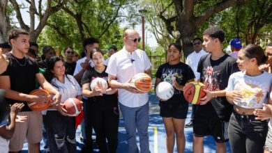 Photo of Alcalde Ulises Rodríguez entrega utilería deportiva en Altos de Rafey