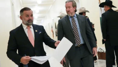 Photo of Votantes deciden sobre el sucesor de DeSantis y otras contiendas clave a seguir en Florida, Alaska y Wyoming