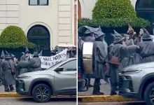Photo of La insólita protesta de ‘Gandalfs’ frente a una casa de Peter Thiel en Latinoamérica