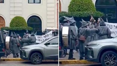 Photo of La insólita protesta de ‘Gandalfs’ frente a una casa de Peter Thiel en Latinoamérica