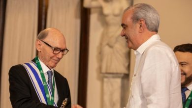 Photo of Condecoran al historiador Frank Moya Pons con la Orden del Mérito de Duarte, Sánchez y Mella