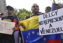 Photo of Opositores venezolanos protestan en rechazo a la participación de Delcy Rodríguez ante ONU