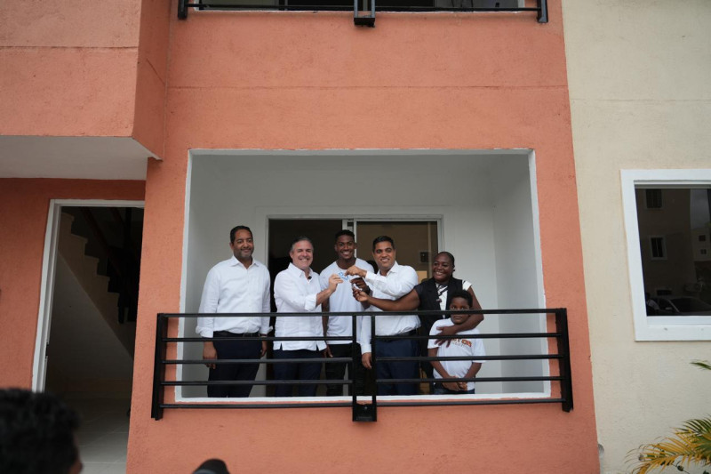 Photo of MIVED entrega vivienda al atleta Christopher Melenciano